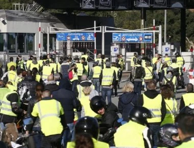 Αναταραχή στην Γαλλία - Συνεχίζουν τις διαδηλώσεις τα «κίτρινα γιλέκα» - «Παραιτήσου Μακρόν» (βίντεο)